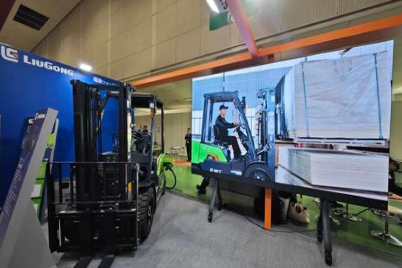 柳工电动叉车亮相关西物流展，助力物流绿色转型